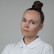 Porträt von Ecaterina Tolicova im Rotkreuz-Polo.