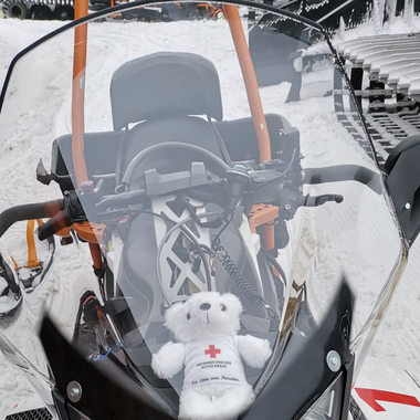 Bärli sitzt auf einem Ski-doo.