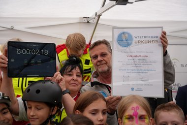 Rekordrichter Herbert König (li) bei der Überreichung der Urkunde