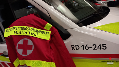 Einsatzjacke des Bezirksrettungskommandanten der Freiwilligen Rettung Hall in Tirol.