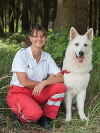 Gabi mit Yuky - © Anna Zehetner Hundeführerin Gabi mit weißen schweizer Schäfer Yuky