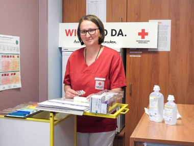 Danijela Gačić bereitet Medikamente für die Bewohnerinnen des Seniorenwohnhauses vor