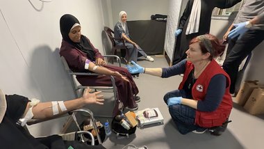 Rotkreuz Mitarbeiterin in Gaza untersucht Frauen