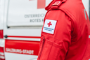 Rettungssanitäter seitlich vor einem Rettungswagen