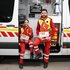 Zwei Sanitäterinnen sitzen in einem Rettungswagen.