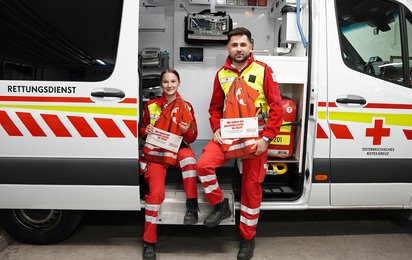 Zwei Sanitäterinnen sitzen in einem Rettungswagen.