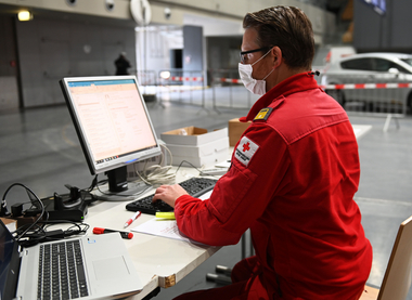 Matthias Stark hat Dienst in der Screeningstraße. Der Rotkreuzler arbeitet mit umfassender EDV Unterstützung