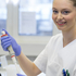 Eine Rotkreuz-Mitarbeiterin der Labordiagnostik testet das Blut nach einer Blutspende