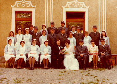 Hochzeitspaar Maria und Andreas Engleder beim Hochzeitsfoto mit der gesamten RK-Mannschaft