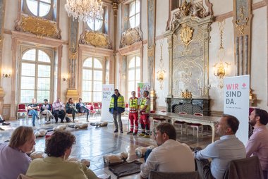 Erste-Hilfe-Kurztraining im Marmorsaal