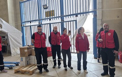 Mitarbeiter des ÖRK beim Besuch einer Notunterkunft im Stadion "Sport City" in Beirut