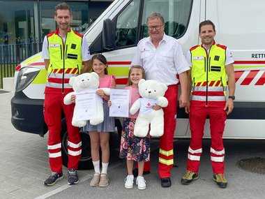 Das Rote Kreuz Salzburg zeichnete Amelie und Anna für ihr entschlossenes Eingreifen aus.