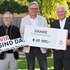 (v.l.) OÖ. Rotkreuz-Landesgeschäftsleiter Mag. Erich Haneschläger, OÖ. Rotkreuz-Landesgeschäftsleiter-Stv. Mag. Thomas Märzinger und OÖ. Rotkreuz-Ehrenmitglied Dr. Heinz Steinkellner mit dem Spendencheck.
