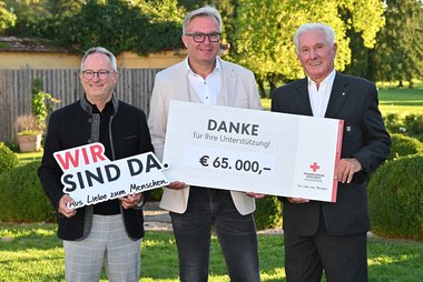 (v.l.) OÖ. Rotkreuz-Landesgeschäftsleiter Mag. Erich Haneschläger, OÖ. Rotkreuz-Landesgeschäftsleiter-Stv. Mag. Thomas Märzinger und OÖ. Rotkreuz-Ehrenmitglied Dr. Heinz Steinkellner mit dem Spendencheck.