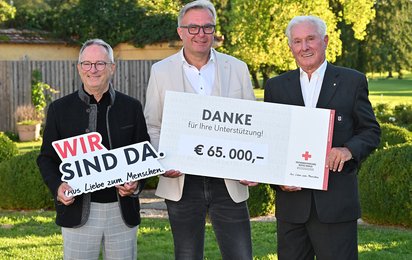 (v.l.) OÖ. Rotkreuz-Landesgeschäftsleiter Mag. Erich Haneschläger, OÖ. Rotkreuz-Landesgeschäftsleiter-Stv. Mag. Thomas Märzinger und OÖ. Rotkreuz-Ehrenmitglied Dr. Heinz Steinkellner mit dem Spendencheck.