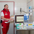 Patrick Peinhaupt - Bezirkshygienebeauftragter - steht in Rotkreuz-Einsatzuniform in einer Hygieneschleuse und stellt Equipment zur Desinfektion vor.