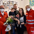 Notfallsanitäter Christian Raith und Rettungssanitäterin Monika Metzner besuchten die glücklichen Eltern Ines und Christian mit dem kleinen Matteo und seinem Geschwisterchen.