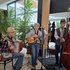 Musikgruppe, die das Fest begleitete. Links ein sitzender Mann mit Hut an der Ziehharmonika, in der Mitte eine stehende Frau mit Gitarre, recht ein stehender Mann mit Hut und Kontrabaß