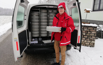 © RK Eferding Mitarbeiter vor Lieferwagen von Essen auf Rädern