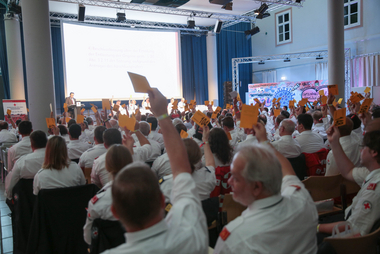 Funktionär:innen bei der Wahl bei der Generalversammlung im Roten Kreuz NÖ.