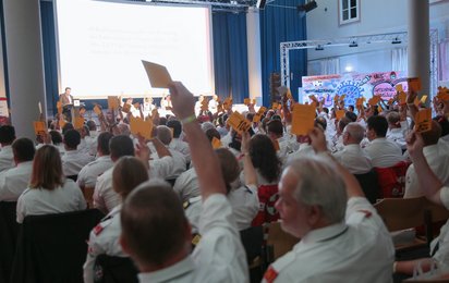 © RK NÖ/M.Hechenberger Funktionär:innen bei der Wahl bei der Generalversammlung im Roten Kreuz NÖ.