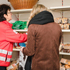 eine Mitarbeiterin des Roten Kreuzes Tirol, BEzirksstelle Kitzbühel bedient eine Dame, die gerade in der Tafel einkaufen geht.