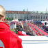 Vienna City Marathon: Eine Rotkreuz-Mitarbeiterin blickt auf die Menschenmasse beim Zieleinlauf des Marathons. Sie sorgt für Sicherheit.