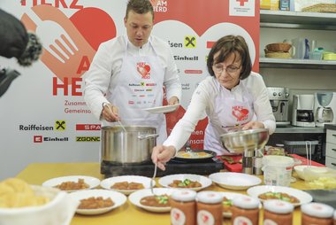 Elisabeth Grabmer und Philip Rachinger kochen in der Küche des Rotkreuz-Markts in Hagenberg