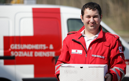 © RK NÖ/Markus Hechenberger Auf dem Bild ein Rot Kreuz Mitarbeiter der Essen zustellt