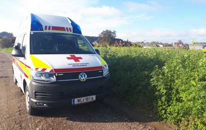 © RK Sattledt Rettungswagen auf einem Feldweg