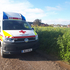 Rettungswagen auf einem Feldweg