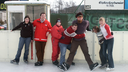Jugendrotkreuzgruppe beim Eislaufen. 4 Kinder und zwei Betreuer stehen auf der Eisfläche.