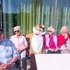 Der Osterhase sitzt mit Bewohnerinnen auf einer Bank