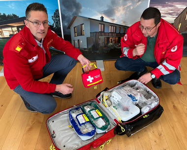 BGL Gerald Roth und OL Reinhard Aumayr mit dem Notfallequipment der First Responder