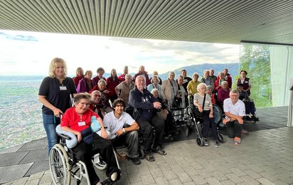 Die Reisegruppe am Aussichtspunkt beim Karren