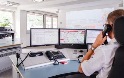 © Hendrik Stoltenberg Leitstellenmitarbeiter an seinem Arbeitsplatz, telefoniert.