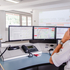 Leitstellenmitarbeiter an seinem Arbeitsplatz, telefoniert.