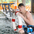 Junge mit Schwimmreif sitzt am Beckenrand