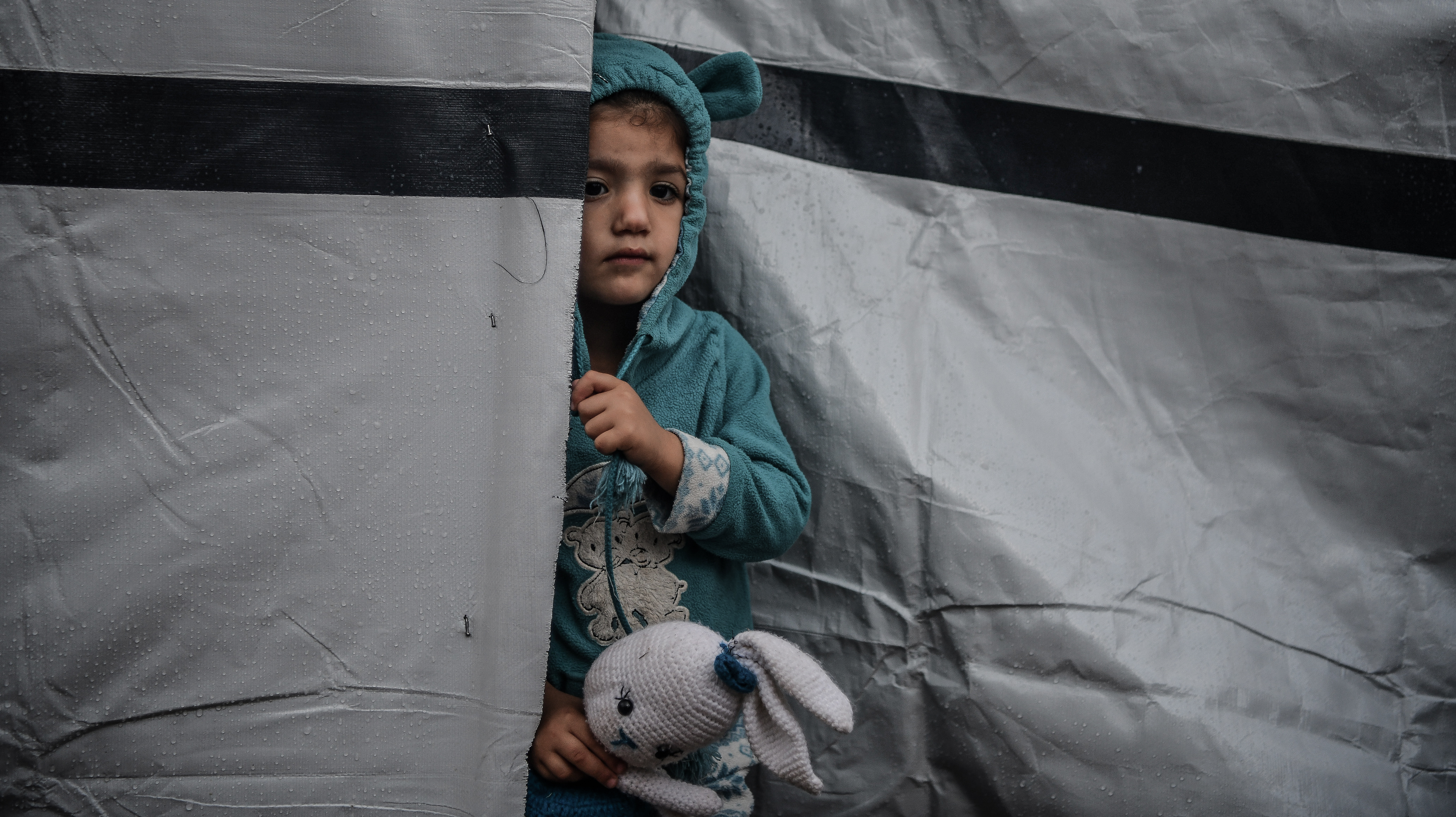 Kind im Gazastreifen schaut vorsichtig aus Zelt hervor