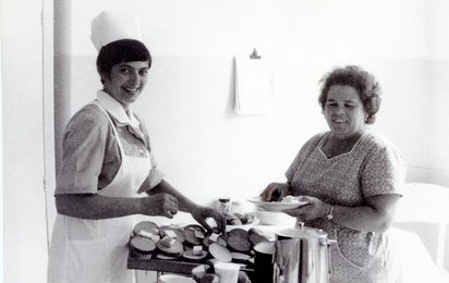 Frau Lessel mit einer Patientin
