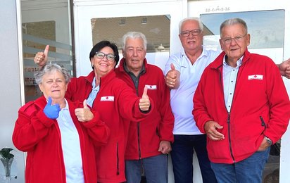 Team des Rotkreuz Markts Marchtrenk vor dem Markt