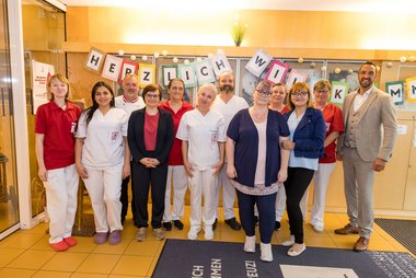Gruppenfoto der Mitarbeiter:innen des Seniorenwohnhauses Hallwang