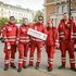 Gruppenfoto Rotes Kreuz mit Schild Wir Sind Da