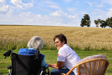 Mitarbeiterin Mobiles Hospiz mit Klientin im Gespräch