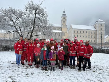 Kinder und Mitarbeiterinnen