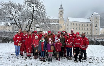 Kinder und Mitarbeiterinnen