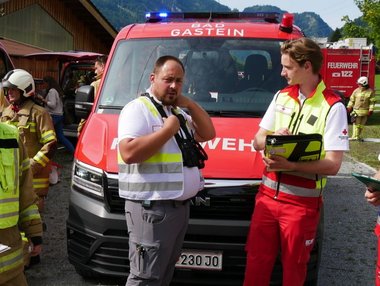 Rettungssanitäter Julian Berger (re) hat die Übung herausfordernd erlebt