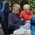 Marlene und Gerhard Krisper beim Kaffee trinken im Garten