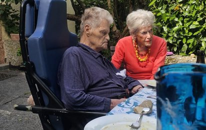 Marlene und Gerhard Krisper beim Kaffee trinken im Garten