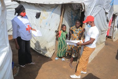 Rotkreuz Mitarbeiter in der DR Kongo klären über Ebola auf